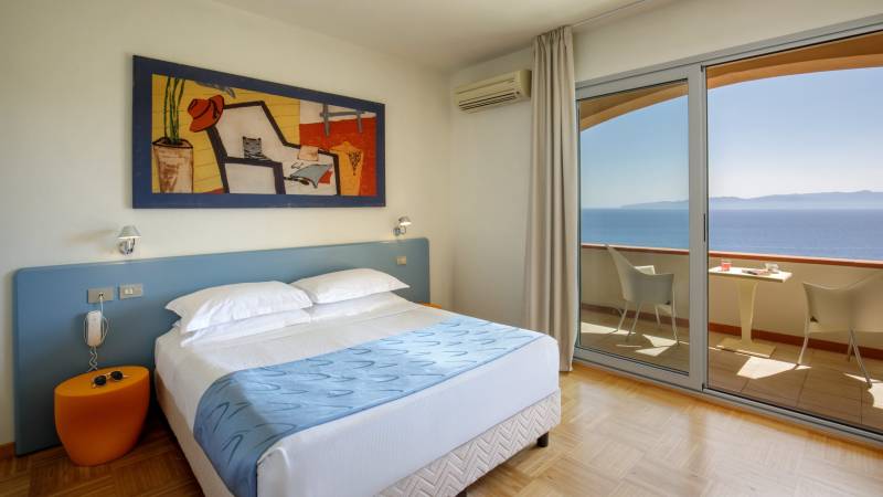 Hotel-Arenella-Isola-del-giglio-2026-Junior-suite-vista-mare-JVM-3